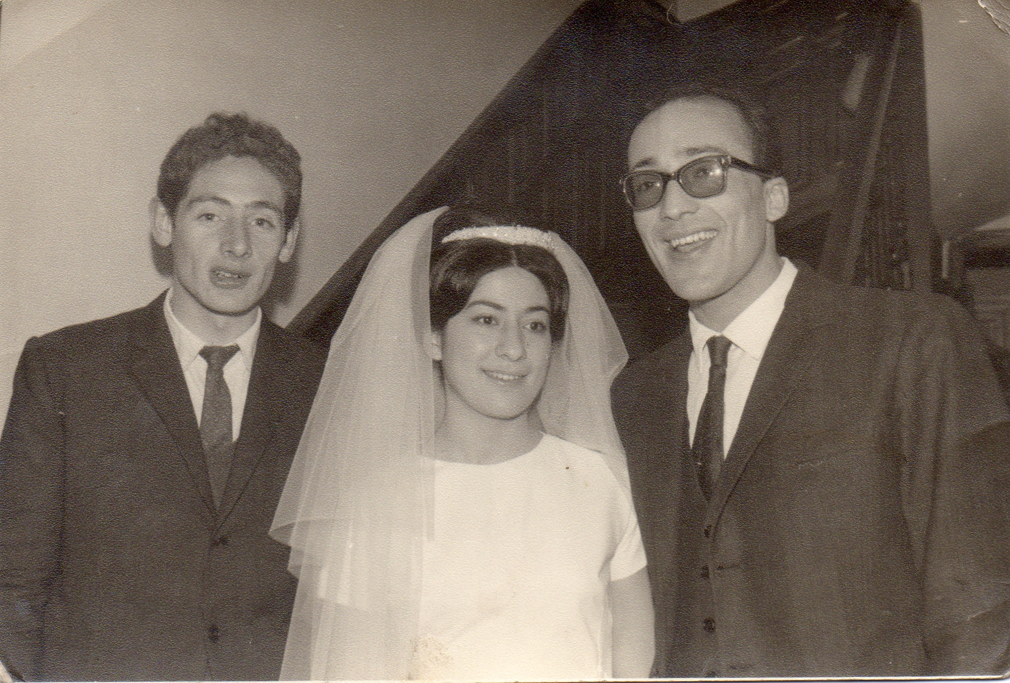 César con su hermana Mónica y su amigo Bitty Filiberti.